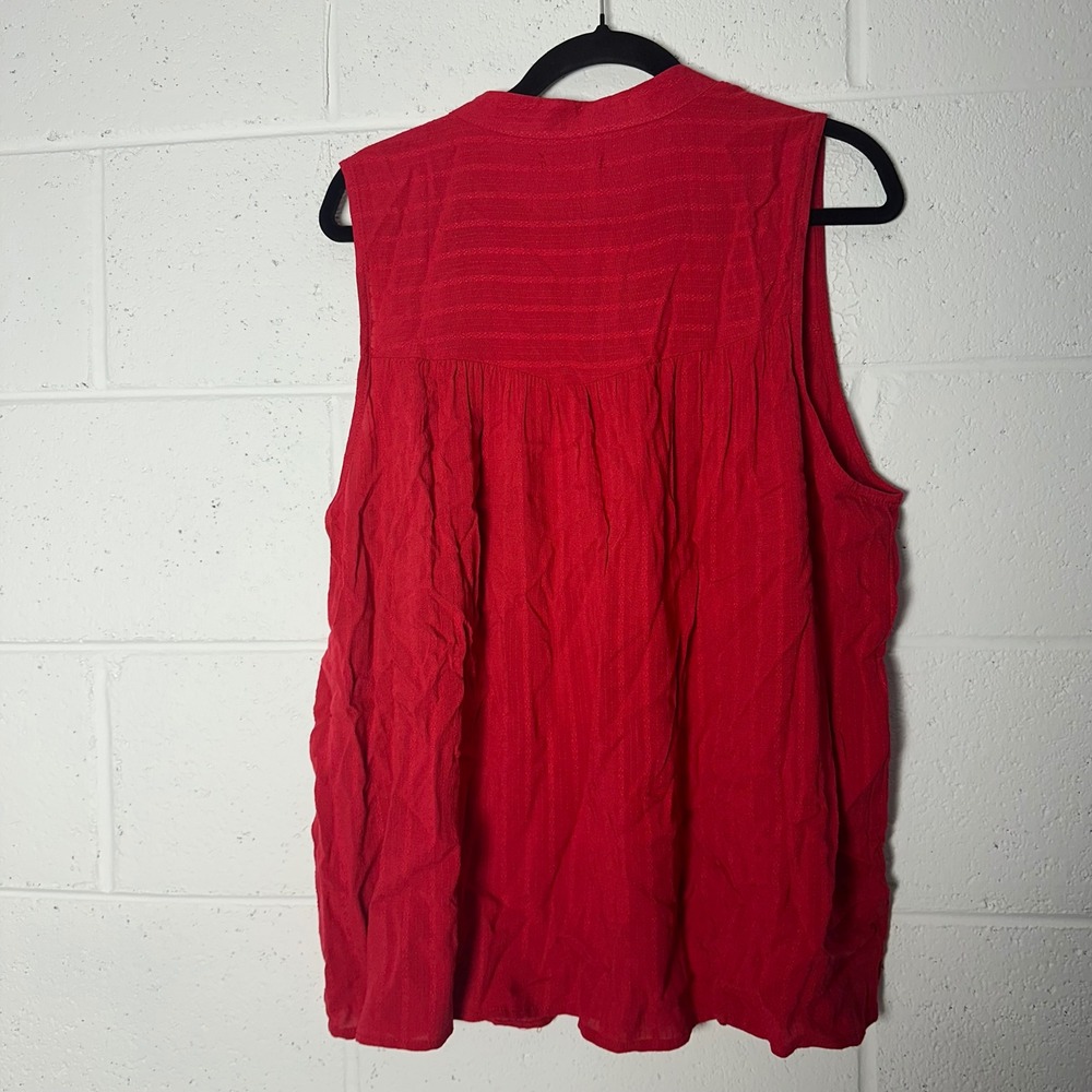 Maurices Red Button‎ Up Sleeveless V Neck Textured Top Plus Size 1X new - Picture 3 of 3